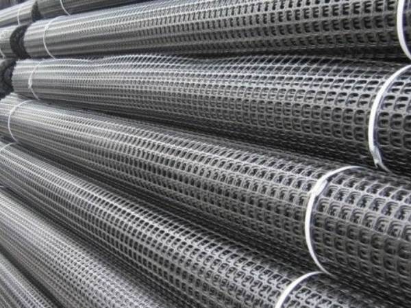 There are many rolls of black bidirectional tensile plastic net.
