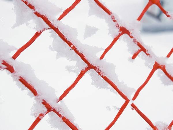 Linear plastic netting for snow fencing